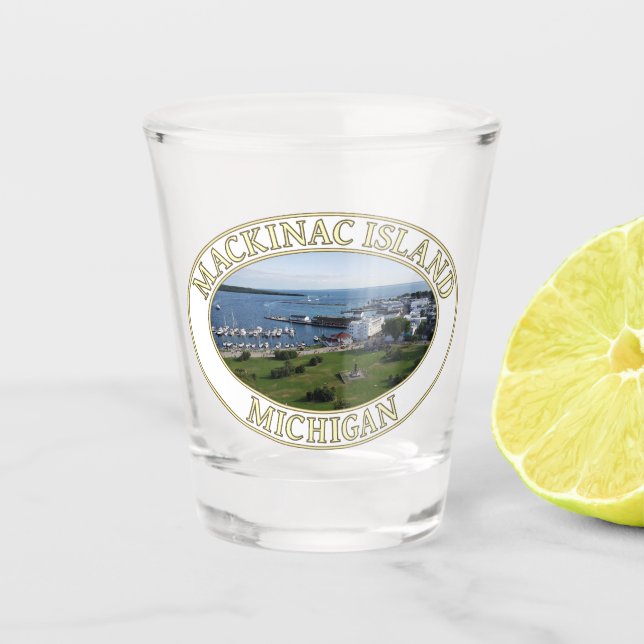 Hafen und Innenstadt auf Mackinac Island, Michigan Schnapsglas (Vorderseite)