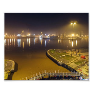 Hafen von Hull bei Nacht – Industrieller Hafen bei Fotodruck