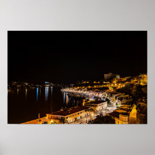 Hafen von Mahon bei Nacht - Menorca, Spanien Poster