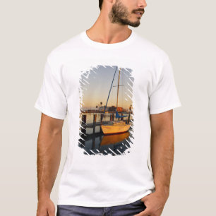 Hafen von Rockport, Texas bei Sonnenuntergang T-Shirt
