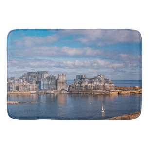 Hafen von Sliema und Wolkenkratzer in Malta Badematte