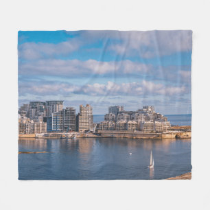Hafen von Sliema und Wolkenkratzer in Malta Fleecedecke