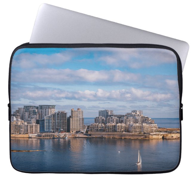 Hafen von Sliema und Wolkenkratzer in Malta Laptopschutzhülle (Vorderseite)