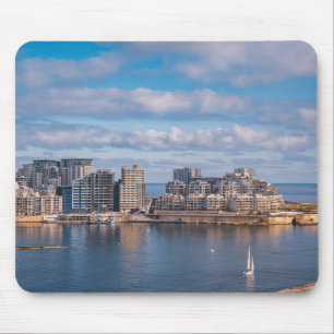 Hafen von Sliema und Wolkenkratzer in Malta Mousepad