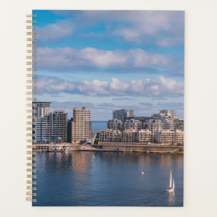 Hafen von Sliema und Wolkenkratzer in Malta Planer