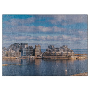 Hafen von Sliema und Wolkenkratzer in Malta Schneidebrett