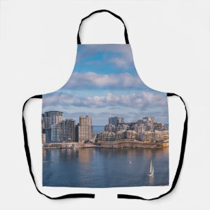 Hafen von Sliema und Wolkenkratzer in Malta Schürze