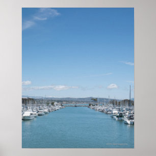 Hafenkanal an einem sonnigen Tag mit blauem Himmel Poster