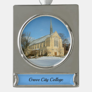 Hafenkapelle im Winter an der Grove City Uni Banner-Ornament Silber