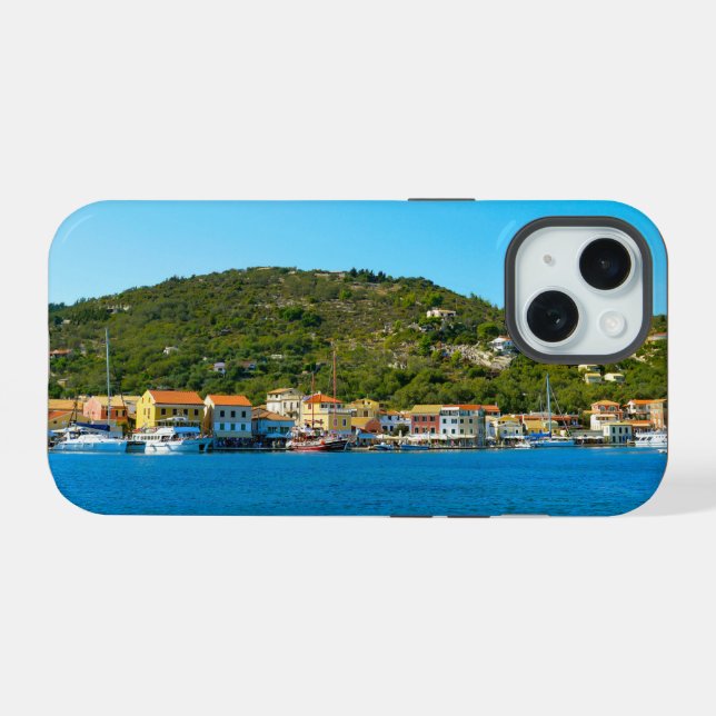 Hafenküste von Antipaxos iPhone 15 Hülle (Rückseite (Horizontal))