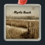 Haferflocken an den Dünen von Myrtle Beach Ornament Aus Metall<br><div class="desc">Dieses sepia-farbene Foto zeigt eine Szene von Meeresfrüchten,  die in der Meeresbrise nahe dem Ufer an der Pier 14 in Myrtle Beach,  South Carolina schweben.</div>