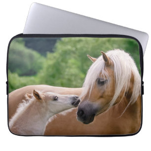 Haflinger Niedlich Pferde Fohlen und Mama Cuddling Laptopschutzhülle