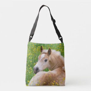 Haflinger Pferd Niedlich Foal Resting in Blumenbee Tragetaschen Mit Langen Trägern