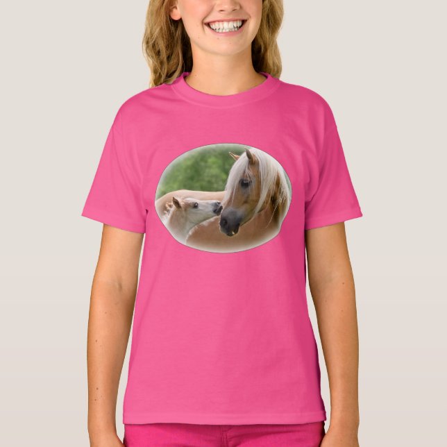 Haflinger Pferde fohlen und die streichelnde Stute T-Shirt (Vorderseite)