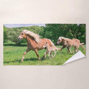 Haflinger Pferde mit Niedlichen Foals Run Funny Fo Badhandtuch Set