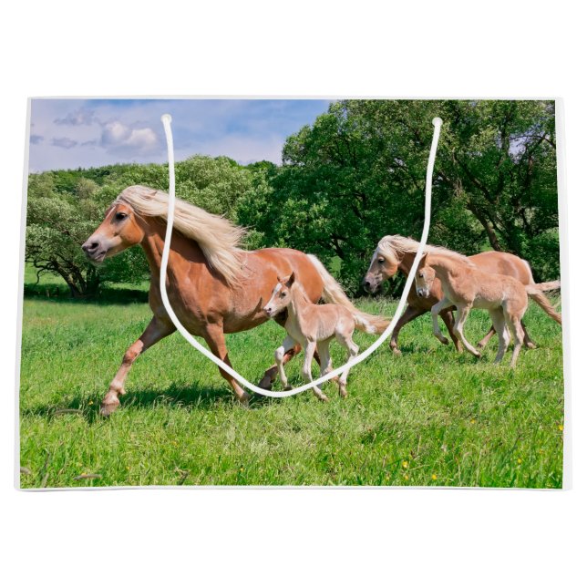 Haflinger Pferde mit niedlichen Fohlen lassen Große Geschenktüte (Vorderseite)