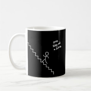 Haften Sie Mann auf der Treppe die Tasse "eines