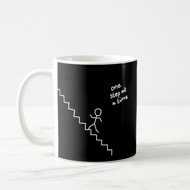 Haften Sie Mann auf der Treppe die Tasse "eines (Links)