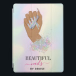 Hagelsalon Handnails-Technikerin iPad Pro Hülle<br><div class="desc">Diese moderne,  schicke Hand gezeichnete Frau mit holografischen Hinternägeln aus Folie ist perfekt für Ihre Nagel- und Nägel-Techniker. Wenn Sie das Logo-Design mit dieser Grafik gewollt haben,  kontaktieren Sie mich bitte unter savanamm@gmail.comThe Details der Folie simulieren sich im Kunstwerk.Bei der Herstellung dieses Produktes wird keine Folie verwendet.</div>