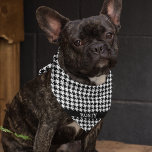 Hahnentrittmuster für Hausnamen Kleinere 18x18-in- Halstuch<br><div class="desc">Auf einer Seite gedruckt, schwarz-weiß Hahnentrittmuster Muster bandana mit dem Namen des Haustiers auf einem schwarzen Band. Es gibt zwei Größen: 18"x18" (Kinder, kleine Hunde) und 22"x22" (Erwachsene, große Hunde). Ändern Sie einfach den Namen mit der bereitgestellten Vorlage. Leichte Stoffe, die gut atmen und schnell trocknen. 100% Polyester gesponnen. Weitere...</div>