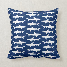 Haifisch-Angriffs-Schule der Haifische im blauen Kissen