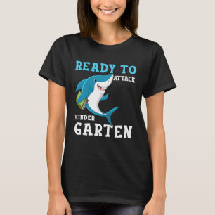 Haifisch-Schüler bereit, den Kindergarten beim Zur T-Shirt