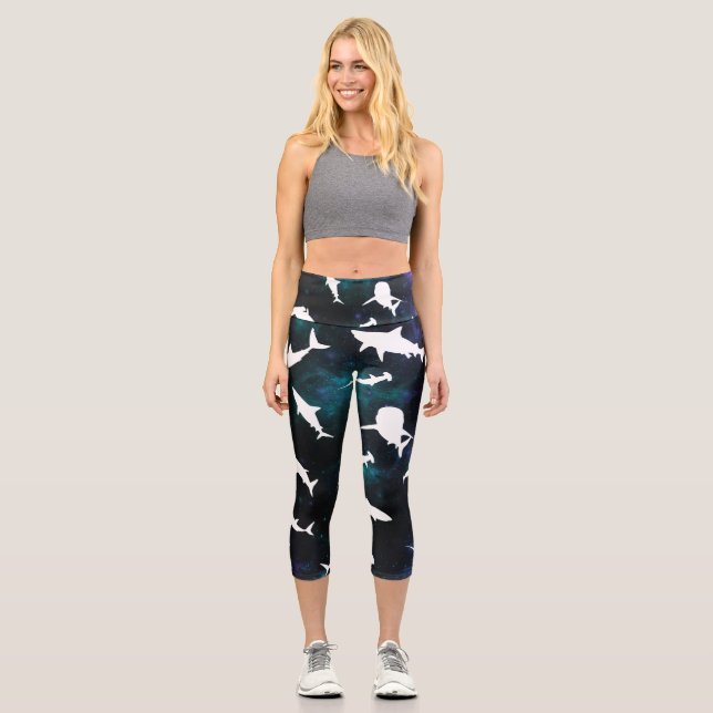 Haifisch-weißer Schatten auf der Dunklen Galaxie Capri Leggings (Vorderseite)