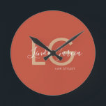 Hair Stylist Burnt Orange Beige Mit Monogramm     Runde Wanduhr<br><div class="desc">Business Hair Stylist Modernes und Mit Monogramm</div>