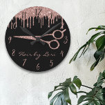 Hair Stylist Rose Gold Tropfen Glitzer Scissors Ro Runde Wanduhr<br><div class="desc">Dieses Design kann in dem Bereich personalisiert werden, der durch das Ändern des Fotos und/oder Textes zur Verfügung gestellt wird. Sie können auch angepasst werden, indem Sie auf Vorlage personalisieren klicken und dann auf die Schaltfläche klicken, um weitere Optionen anzupassen, um die Hintergrundfarbe zu löschen oder zu ändern, Text hinzuzufügen,...</div>