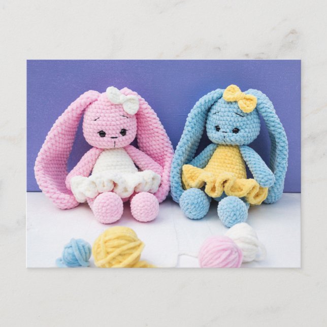 Häkchen-Hasenfreunde – Sammelbare Kunst Postkarte (Vorderseite)