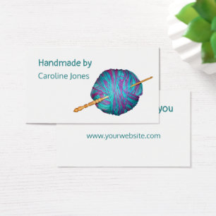 Haken und Garne, handgefertigt aus weißen Karten