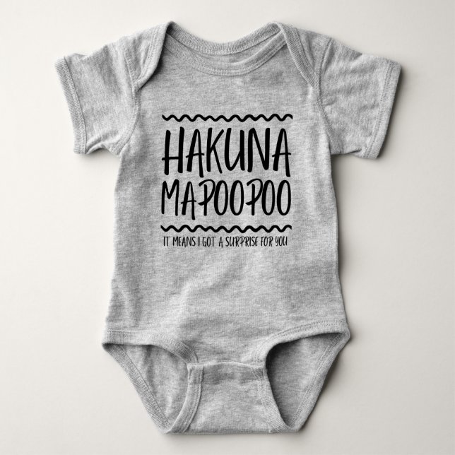 HAKUNA MAPOOPOO FUNNY BABY STRAMPLER (Vorderseite)