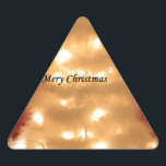 Hakuna Matata Merry Christmas white Dreieckiger Aufkleber<br><div class="desc">Während die Weihnachtsfarben rot erscheinen, gibt es eine besondere Möglichkeit, den phantastischen Weihnachtsschnee mit der Schönheit der Weihnachtslieder, -geschenke und -geschenke zu verbinden. Diese Zeit des Jahres ist, was Red Christmas Jingle Bells lasse Ihnen Erfahrung und haben einen gesegneten Nice Day HoHoHo! Frohe Weihnachten und ein glückliches Neues Jahr mit...</div>