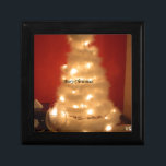 Hakuna Matata Merry Christmas white Geschenkbox<br><div class="desc">Während die Weihnachtsfarben rot erscheinen, gibt es eine besondere Möglichkeit, den phantastischen Weihnachtsschnee mit der Schönheit der Weihnachtslieder, -geschenke und -geschenke zu verbinden. Diese Zeit des Jahres ist, was Red Christmas Jingle Bells lasse Ihnen Erfahrung und haben einen gesegneten Nice Day HoHoHo! Frohe Weihnachten und ein glückliches Neues Jahr mit...</div>