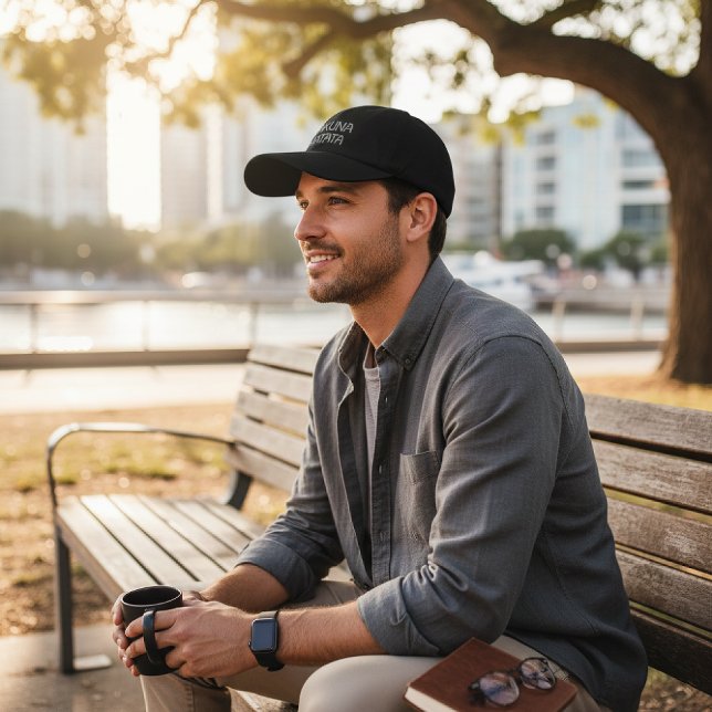 Hakuna Matata: Silbernes Premium-Kopfbedeckung Ach Bestickte Baseballkappe (Find your calm. Silver embroidered "Hakuna Matata" cap, perfect for mindful moments in the city.)