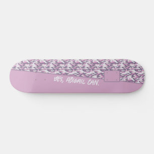 Halb Tarnfarbe Grau und Rosa Ihr Text Skateboard