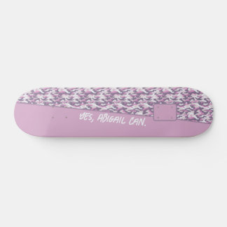 Halb Tarnfarbe Grau und Rosa Ihr Text Skateboard