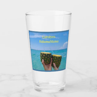 Halbe Ananas mit Punch am Strand Glas