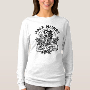 halbe Nurse halbes Kaffeekonzept T-Shirt