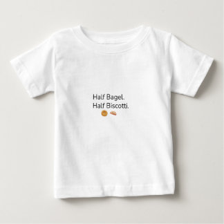 Halbes Bagel. Halbes Biscotti. Lustiges Judentalie Baby T-shirt