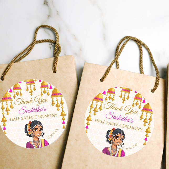 Halbfeier Saree niedliches indisches Mädchen Gunst Runder Aufkleber (Half saree ceremony favor gift thank you stickers cute Indian girl in a sari cerise and gold bells)