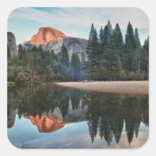 Halbkuppel und Merced Quadratischer Aufkleber