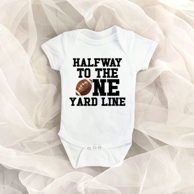 Halbpension bis 1 Yard Line Fußball Halbpension Ge Baby Strampler (Von Creator hochgeladen)