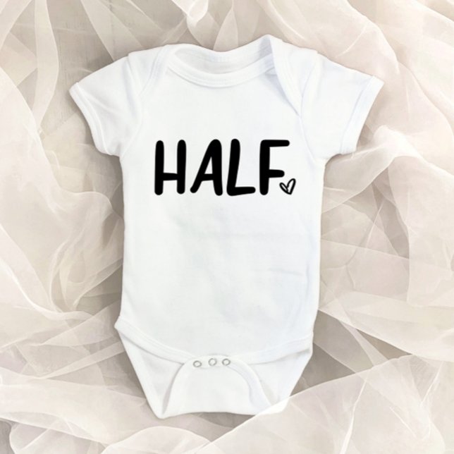 Halbschwache Minimalistische Herzfrequenz Halbpens Baby Strampler (Von Creator hochgeladen)