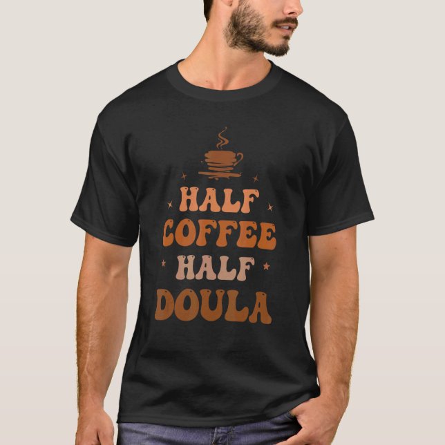 Half Coffee Half Doula Groovy Coffee Doula Life Ap T-Shirt (Vorderseite)