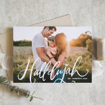 Hallelujah Modernes Kalligrafie Foto Weihnachten<br><div class="desc">Halleluja! Senden Sie Weihnachtsgrüße und Wünsche an Familie und Freunde mit diesem Foto Flachkarte. Es zeichnet sich durch moderne Kalligraphie mit Herzakzent aus. Diese Weihnachtskarte ist in verschiedenen Fotos erhältlich. Personalisieren Sie diese durch Hinzufügen von Namen,  Nachrichten und Fotos.</div>