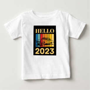 HALLO 2023 - FARBENFROHES VINTAGE-AUTO - NEUES JAH BABY T-SHIRT