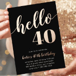 Hallo 40 | Meilenstein-Geburtstagsparty Folieneinladung<br><div class="desc">Feiern Sie ihren Meilenstein Geburtstag mit diesen festlichen Party Einladungen mit "hallo [age]" in Rose Goldfolie auf einem reichen schwarzen Hintergrund. Personalisieren Sie Ihre Party-Details unten. Beispiel für einen 40. Geburtstag.</div>