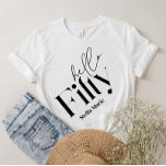 Hallo 50 moderne minimale elegante 50. Geburtstag T-Shirt<br><div class="desc">Hallo 50 moderne minimale Typografie einfache Schwarz-Weiß 50. Geburtstag Party Dekor Gefallen Dankeschön Weinflaschen Etikett. Teil einer zeitgenössischen Sammlung.</div>