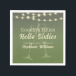 Hallo 60er Sommer Backyard 60th Birthday Party Serviette<br><div class="desc">Feiern Sie einen gut verdienten 60. Geburtstag mit unseren "Goodbye Fifties Hello Sixties" Einladungen, die die Freude eines Party im Abend des Sommers widerspiegeln sollen. Die Karte zeichnet sich durch einen Farbverlauf von Abend, Dunkelheit und Grüntönen aus, beleuchtet durch Saitenlichter und Cocktailbrillen und schafft so ein angenehmes und festliches Ambiente....</div>